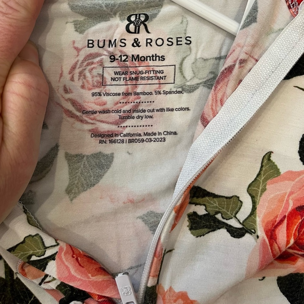 Bums and Roses Ruffle footie - Picture 4 of 4